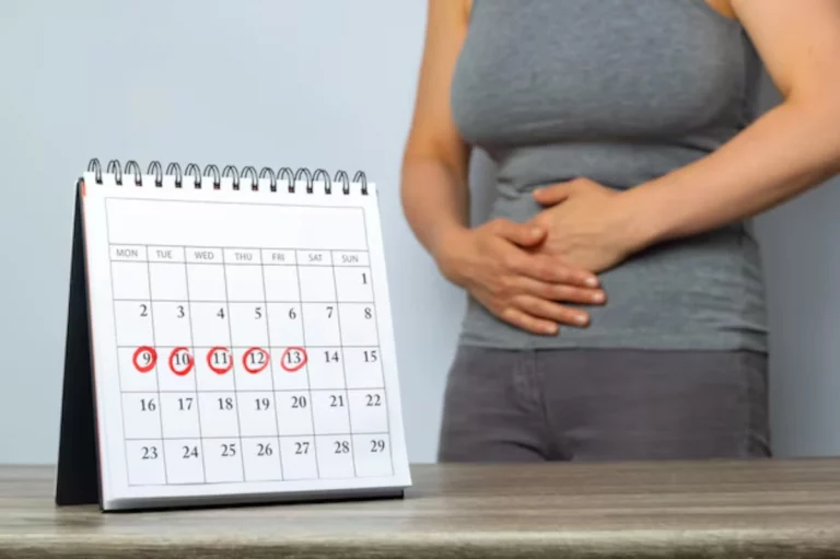 Mujer con dolor mirando calendario