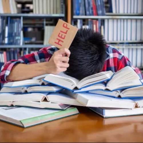 Persona pidiendo ayuda por estrés académico