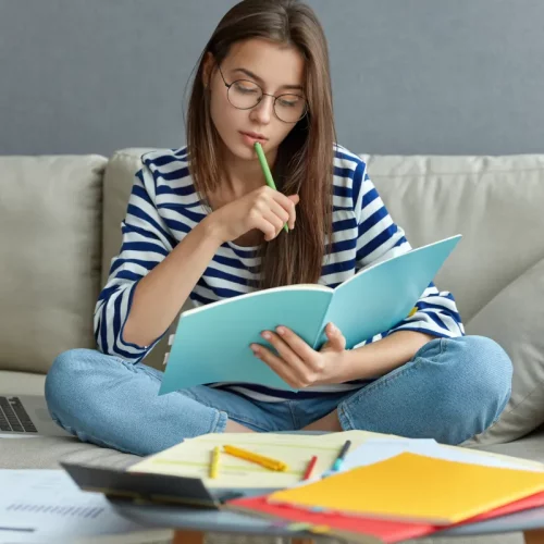 Estudiante concentrado estudiando gracias al CBD