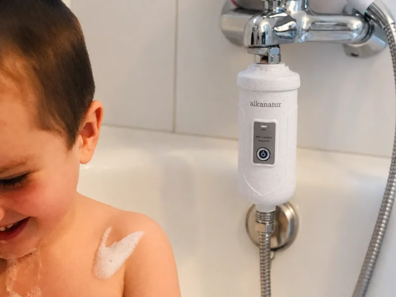 Filtro de ducha instalado en bañera infantil
