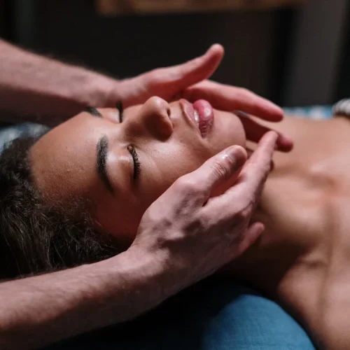 Terapia integrativa con masajes terapéuticos de CBD para equilibrar cuerpo y mente