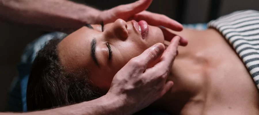 Terapia integrativa con masajes terapéuticos de CBD para equilibrar cuerpo y mente